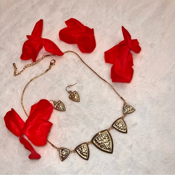 18” Gold Tone NECKLACE/EARRING SET - Picture 3 of 13